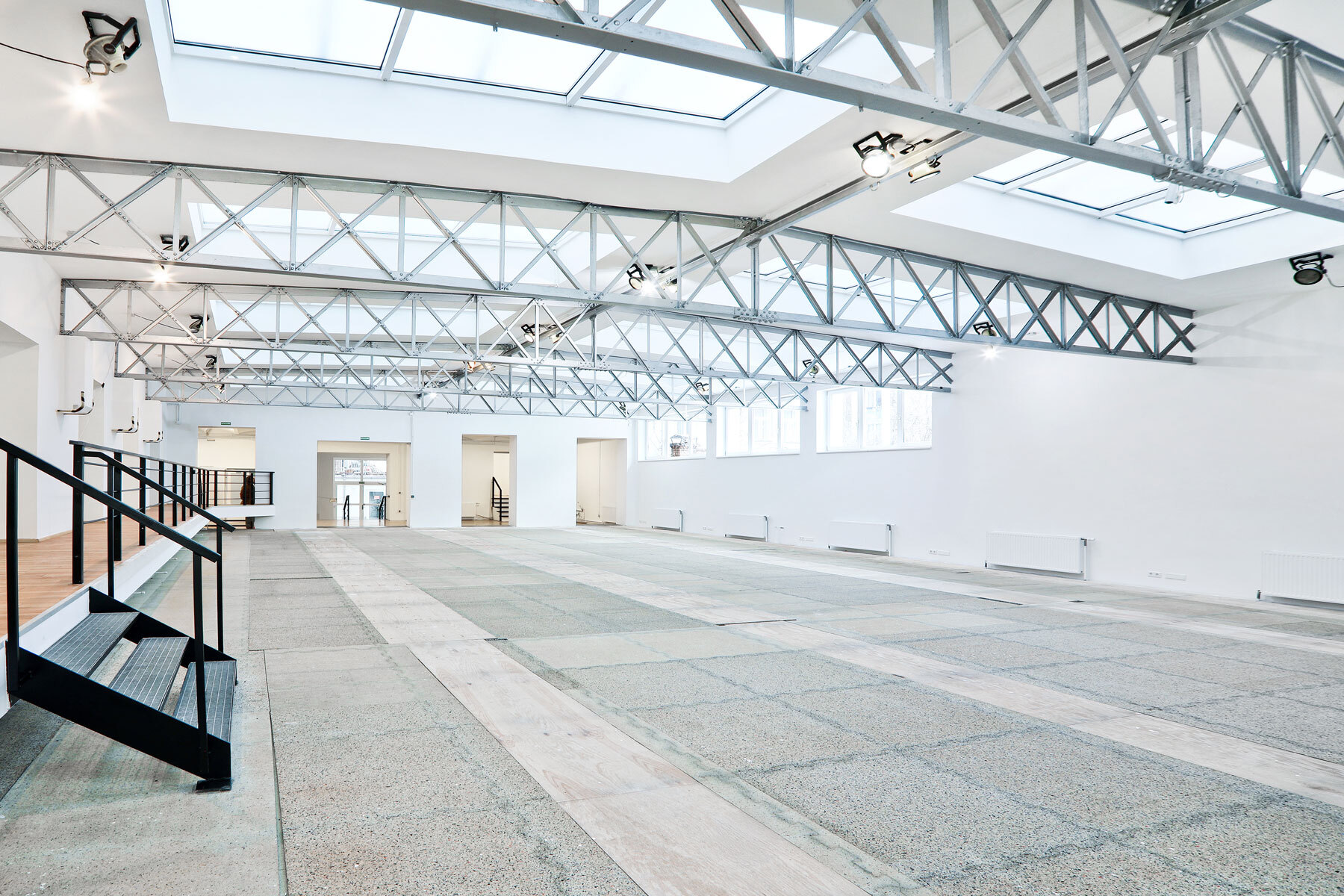 Großraum mit Stahlelementen